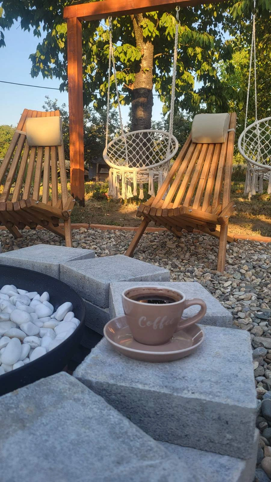 Drvene ležaljke i ljuljaška u vrtu vile